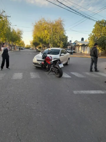 Un auto y una moto chocaron en una esquina de Santa Lucía