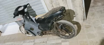 Una motociclista resultó herida en un curioso choque