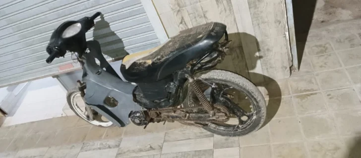 Una motociclista resultó herida en un curioso choque