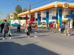 En San Juan: un camión perdió parte de su carga y la gente ayudó a levantarla