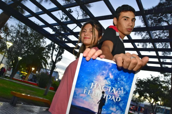“Camina hacia tu felicidad”: el libro de dos jóvenes sanjuaninos con consejos para adolescentes