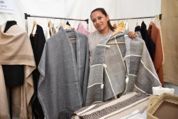 Los tejidos a telar con los que una sanjuanina conquista en la Feria Internacional de las Artesanías
