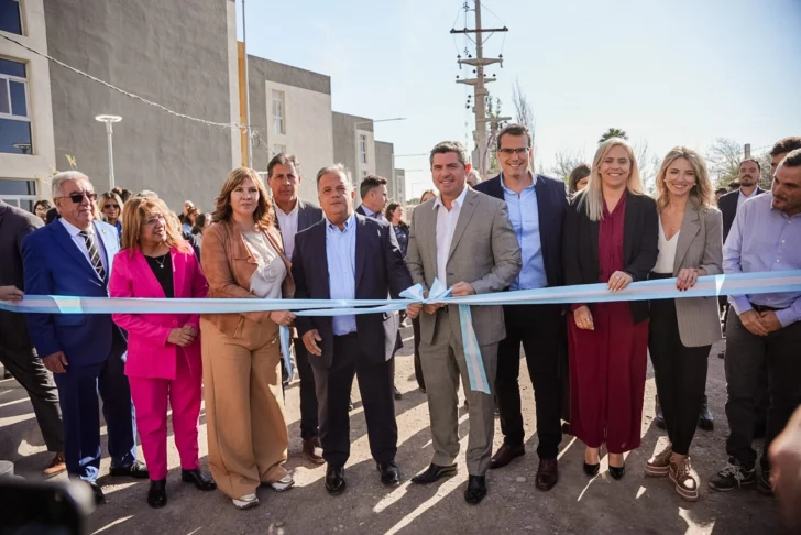 “La obra pública es fundamental”: Orrego encabezó la entrega de 72 viviendas en Rawson