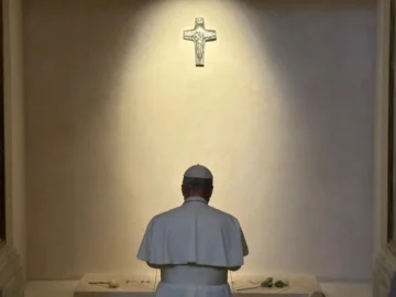 El Papa León XIV rindió homenaje a Francisco en Santa María la Mayor