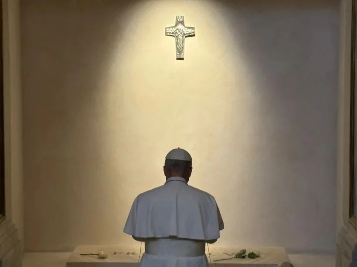 El Papa León XIV rindió homenaje a Francisco en Santa María la Mayor