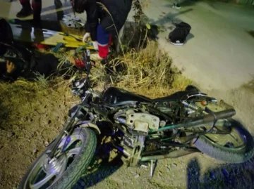Buscan a un auto que atropelló a una madre con su hija y no las asistió