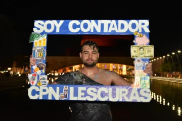 Nicolás Lescuras se recibió de contador y festejó con todo