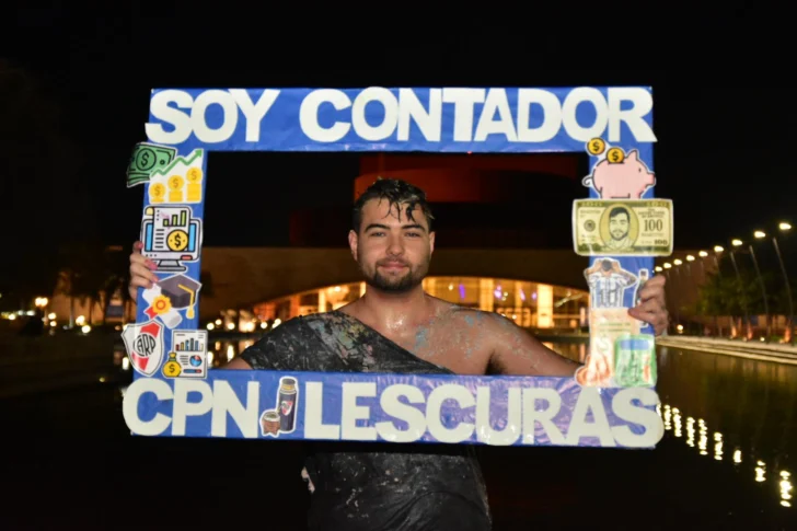 Nicolás Lescuras se recibió de contador y festejó con todo