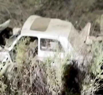 Violento vuelco: un auto terminó en un desagüe en Caucete