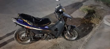 El misterio tras el hallazgo de una moto abandonada en Rawson