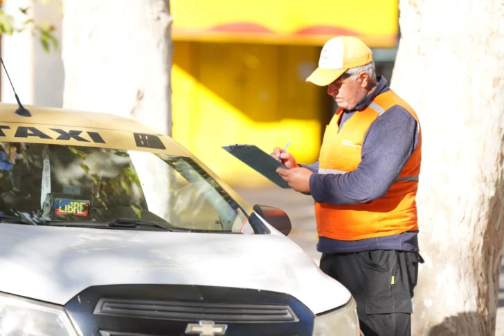 Realizan operativos de control de taxis y remises autorizados