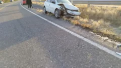 Violento choque frontal entre dos autos en Caucete
