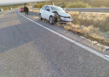 Violento choque frontal entre dos autos en Caucete