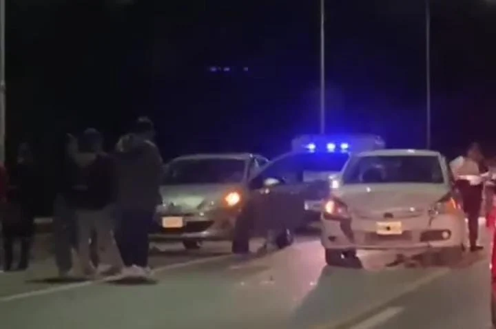 Tres autos protagonizaron un violento choque en Ruta 20