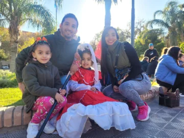 La Patria más tierna: la Plaza 25 de Mayo, copada por mini damas y caballeros sanjuaninos