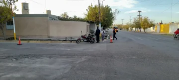 Un auto y una moto chocaron en una esquina de un barrio de Rawson