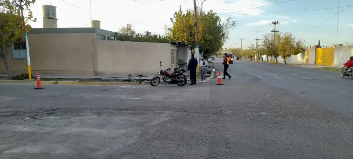 Un auto y una moto chocaron en una esquina de un barrio de Rawson