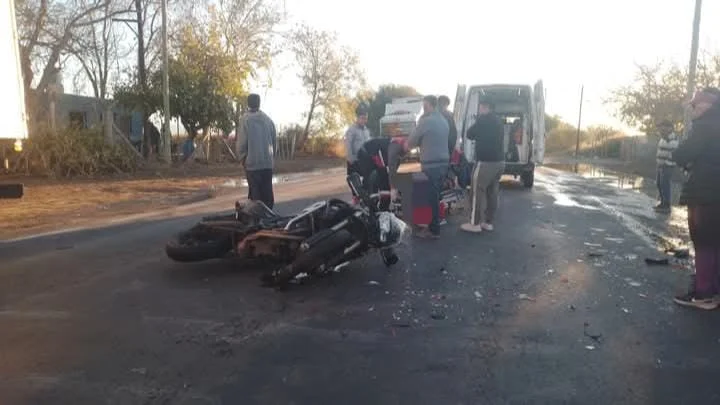 Aparatoso choque entre un auto y una moto en Caucete