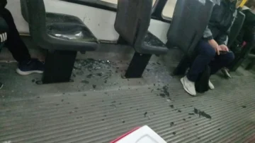 Violento ataque a un colectivo de Red Tulum: rompieron los vidrios a pedradas