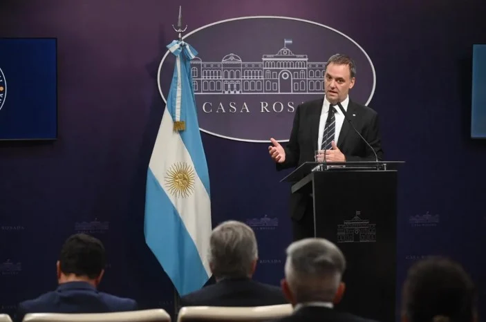 Dólares bajo el colchón: los 5 principales beneficios anunciados por el Gobierno
