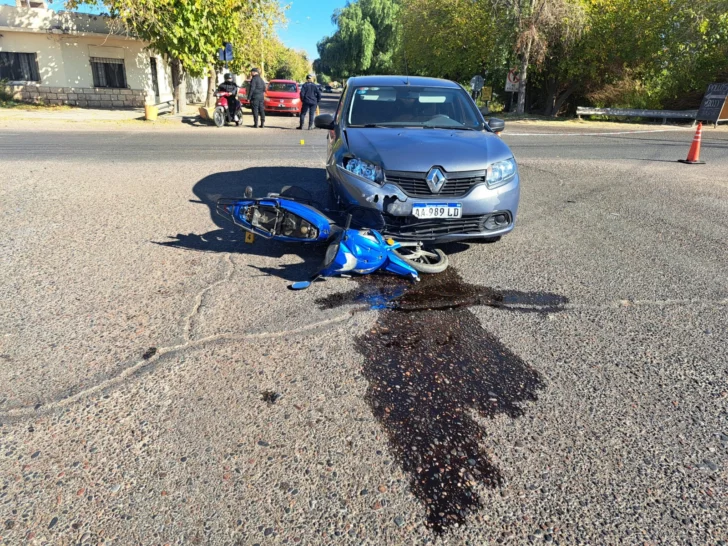 Una joven, herida tras chocar en moto con un auto