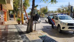 Un cable suelto desestabilizó a una moto y chocó contra una camioneta