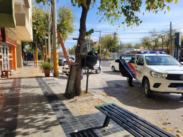 Un cable suelto desestabilizó a una moto y chocó contra una camioneta