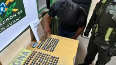 Lo detuvieron en San Juan con un centenar de cápsulas de cocaína