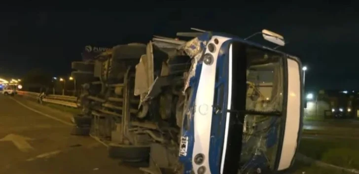 Un colectivo y un camión protagonizaron espectacular choque y vuelco