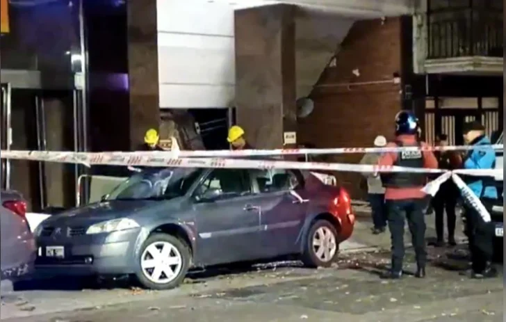 Destrozos y pánico por tremenda explosión de una caldera en un edificio