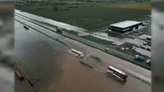Dramático: un micro quedó atrapado por la inundación en Buenos Aires