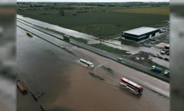 Dramático: un micro quedó atrapado por la inundación en Buenos Aires
