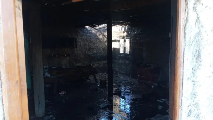 Un voraz incendio arrasó con una vivienda en 25 de Mayo