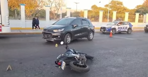 Violento choque entre una moto policial y una camioneta en Rawson