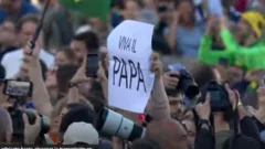 Videos: cómo estalló la Plaza San Pedro ante la fumata blanca