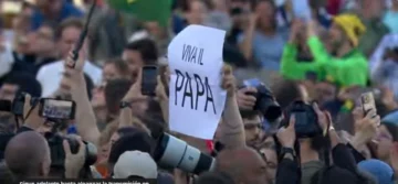 Videos: cómo estalló la Plaza San Pedro ante la fumata blanca