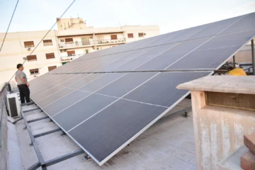 Así lucen los “Gigantes del Sol”: la Facultad de Filosofía ya genera energía con paneles solares