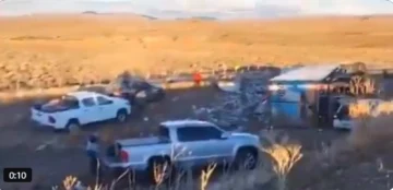 Indignación en Chubut: un camionero murió al volcar y la gente saqueó la carga