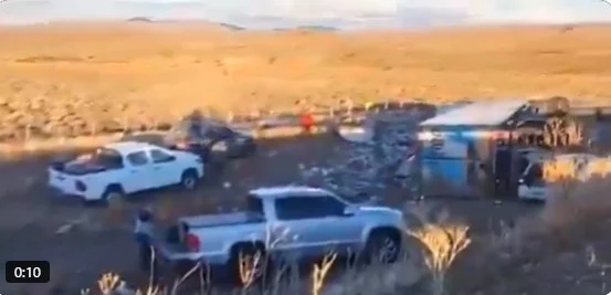 Indignación en Chubut: un camionero murió al volcar y la gente saqueó la carga