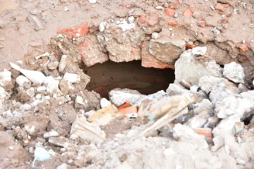 Cedió el pavimento en el microcentro sanjuanino y se formaron socavones