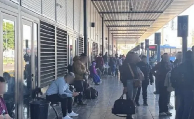 Preocupación por un hombre que quiso comprar una nena en la terminal