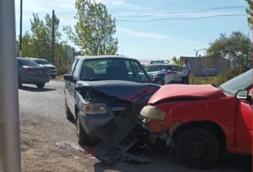 Fuerte choque frontal entre dos autos en Rawson