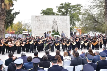 Cien guitarras sanjuaninas emocionaron con folclore en la plaza Juan Jufré
