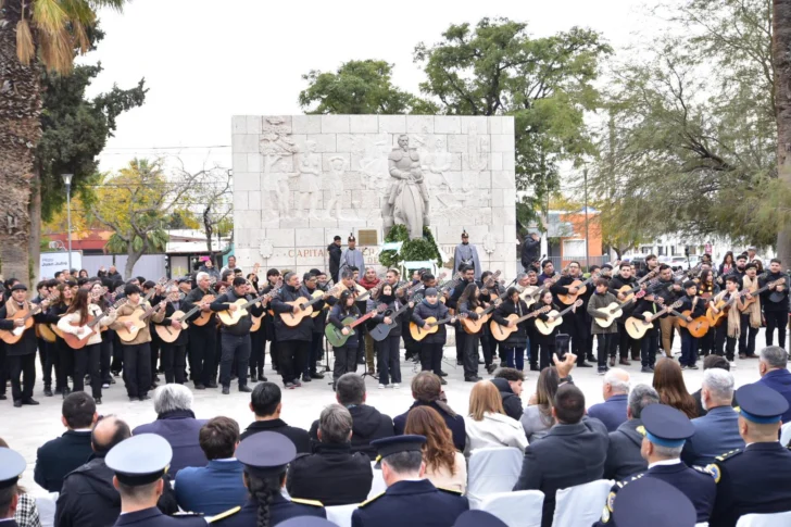 Cien guitarras sanjuaninas emocionaron con folclore en la plaza Juan Jufré