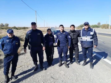 Emoción en Pocito: policías asistieron a una mujer en pleno parto dentro de un auto