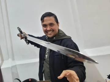 La pasión de un sanjuanino y su hijo por los superhéroes: la espada de los Thundercats, su nueva joya