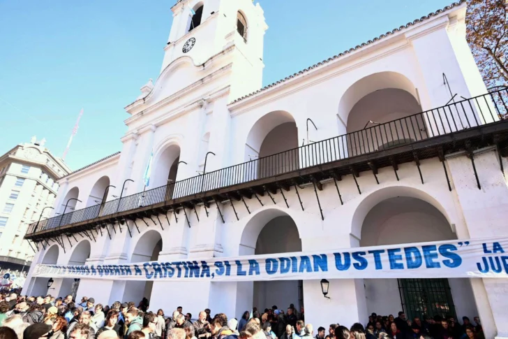 Marcha en apoyo a Cristina Kirchner: militantes coparon Plaza de Mayo