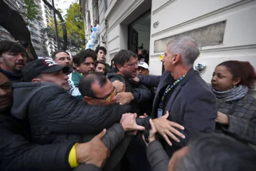 Aseguran que hubo daños y lesiones a policías en la toma del Instituto Perón