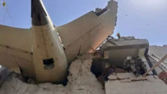 Milagro en la tragedia aérea en India: hallaron a un sobreviviente