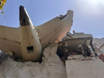Milagro en la tragedia aérea en India: hallaron a un sobreviviente